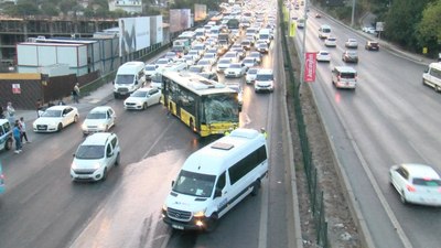 İstanbul'da iki İETT otobüsü ile servis kaza yaptı! Trafik felç oldu