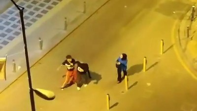İstanbul'da yol ortasında kavga çıktı! Bir genç kadınları yumrukladı...