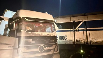 Diyarbakır'da koyun yüklü tıra tren çarptı: Sürücü ağır yaralandı