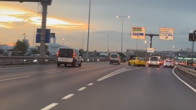 İstanbul trafiğinde tehlikeli anlar! Yoğunluktan kaçıp Avrasya Tüneli yoluna girerek kaçıyorlar