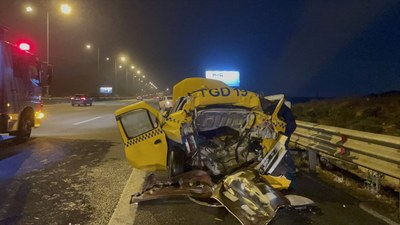 İstanbul'da yolcu otobüsü ile ticari taksi çarpıştı: 2'si ağır 3 yaralı