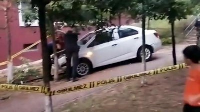 Sakarya'da merdivenlerden aşağı uçan otomobil ağaca çarptı: 2 yaralı