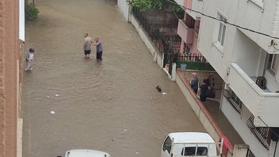 İstanbul'u yağmur vurdu! Pendik göle döndü, araçlar sürüklendi