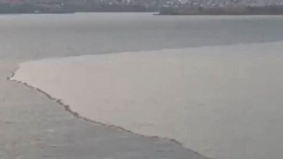 İstanbul'da sağanak! Küçükçekmece Gölü'ne çamur aktı