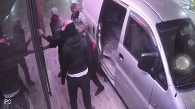 Başakşehir'de hırsızlar kapıyı levye ile açamayınca arabayla içeri daldılar
