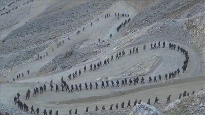Mehmetçik'ten Davraz Dağı'na zirve tırmanışı: Marş okudular