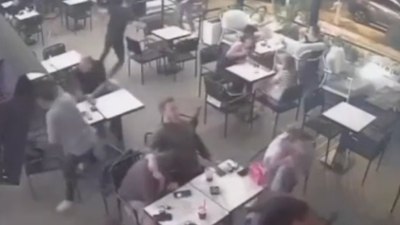 Adana'daki kafede oturan genç sırtından vuruldu