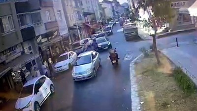 Bartın'da otomobille çarpışan motosikletlinin takla attığı an