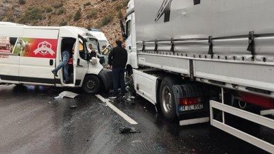 Erzincan'da kamyonet ile tır çarpıştı: 1 ölü 2 ağır yaralı