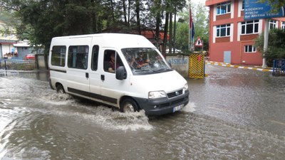 İstanbul'da yağış devam ederken İSKİ Üsküdar'ı göle çevirdi