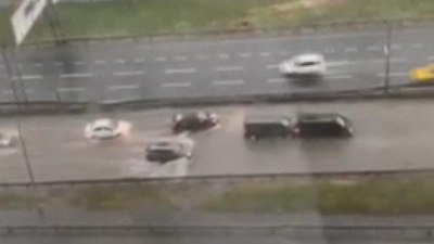 İstanbul’da yağış nedeniyle göle dönen caddede kaza yaşandı