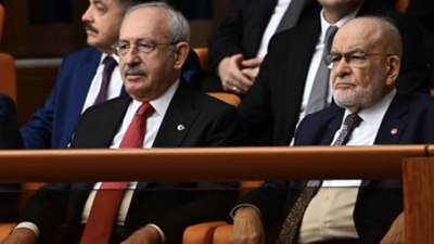 Kemal Kılıçdaroğlu Meclis'te uzun süre anayasa kitapçığı okudu