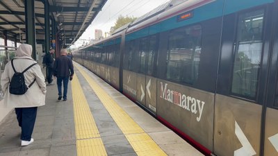 İstanbul Marmaray'da korku dolu anlar! Dengesini kaybeden kadın raylarının üzerine düştü