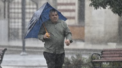 İstanbul'da şiddetli yağış sürüyor! 5 aylık yağış 2-3 saatte düştü