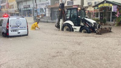 Osmaniye'de sağanak! Caddeler göle döndü