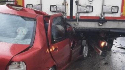 Tokat'ta otomobil tıra çarptı: 3 ölü