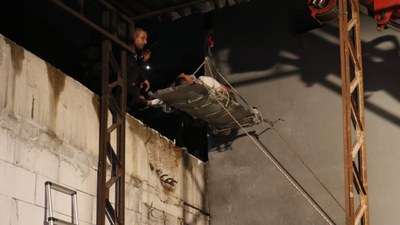 Adana'da pencereden apartmanın terasına düşen kişiyi itfaiye kurtardı