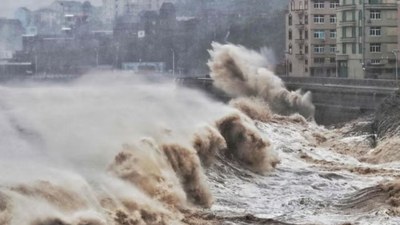 Çin'de fırtına: Turistler dev dalgaların arasında kaldı