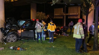 İstanbul Şişli'de lüks cip beton direğe çarptı: 1'i ağır 4 yaralı