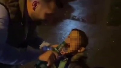 İstanbul'da bir grup genç sokakta alkol alırken küçük çocuğa da içirdi