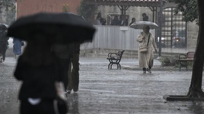 Yağmur sonrası altyapı sorunu: Esenyurt'ta öğrencilerin okul yolunda zor anları