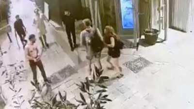İstanbul'da gece kulübünün önünde oturan çifte çivili saldırı
