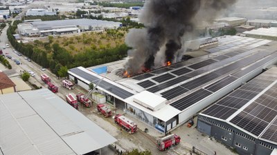Uşak'ta yangın paniği! Tekstil fabrikası alevlere teslim oldu