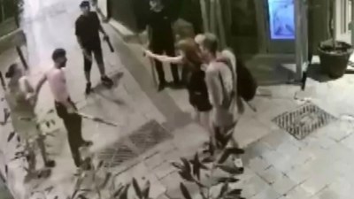 İstanbul'da kapalı dükkan önünde oturan arkadaşlara çivili sopayla saldırı