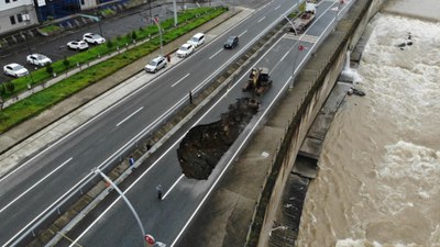 Doğu Karadeniz'de sağanak yağış: Güneysu-Rize kara yolu son 3 yılda 3'üncü kez çöktü