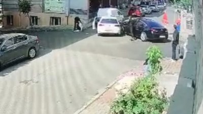 İstanbul Sultangazi'de iki otomobilin arasından kıl payı kurtuldu