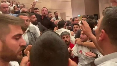 CHP İstanbul İl Kongresi'nde Kılıçdaroğlu desteğine tepki! 2 grup CHP'li arasında arbede...