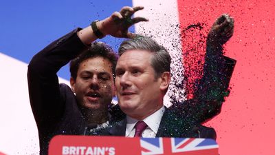 İngiltere'de muhalefet lideri Starmer'in konuşmasını kesen protesto