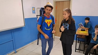 Sakarya'da Teacherman yazılı tişörtüyle öğrencileri eğlendirerek İngilizce öğretiyor