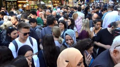 İstanbul Mısır Çarşısı'nda insan seli! Adım atacak yer kalmadı