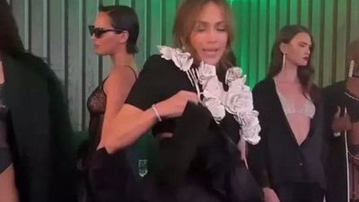 Jennifer Lopez eteğini kaldırıp iç çamaşırını gösterdi