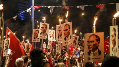 Cumhuriyet'imiz 100 yaşında! Tüm yurtta fener alaylı kutlama