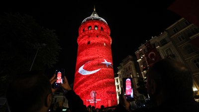 Galata Kulesi ve Kız Kulesi'ndeki ışık gösterileri uzatıldı