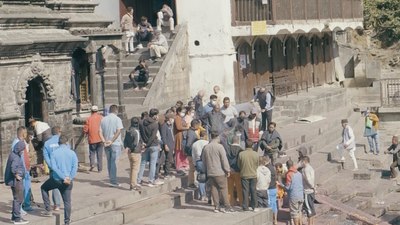 Nepal'de Hinduların cenaze geleneği! Önce yakıp sonra nehre bırakıyorlar