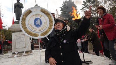 Çorum'da 10 Kasım törenine katılan yaşlı kadın Atatürk'e şiir okudu