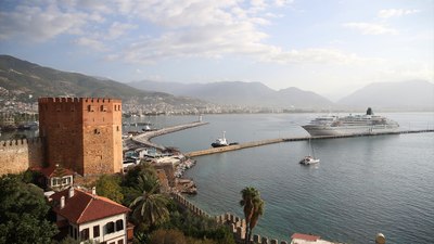 Kruvaziyer gemi 'Amadea' Alanya Limanı'na demirledi