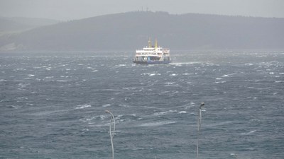 Fırtına deniz ulaşımına engel oldu! Bakanlık açıkladı: Çanakkale Boğazı'nda gemi trafiği askıya alındı