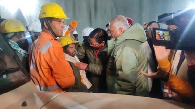 Hindistan'da çöken tünelde mahsur kalan 41 işçi, 17 gün sonra kurtarıldı