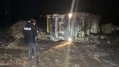 Adıyaman'da moloz boşaltırken devrilen kamyonun sürücüsü öldü