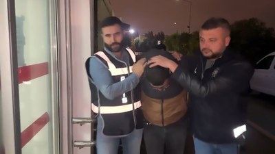 Adana'da bazaya kalaşnikof saklayan şüpheli tutuklandı