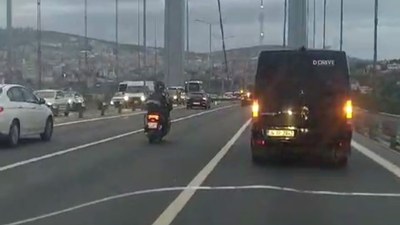 İstanbul'da fırtınanın etkili olduğu köprüde motokuryenin yardımına sürücü yetişti