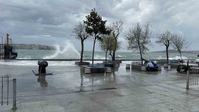 İstanbul'da fırtınada devrilen direk can aldı