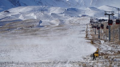 Erciyes'te yazın eriyen kar suyu ile kışın pistler suni üretimle beyazlıyor