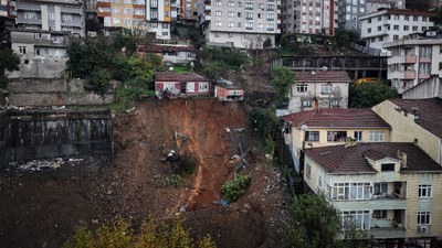 İstanbul'da sağanak sonucu toprak kaydı: Aile ölümden döndü