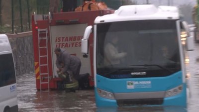İstanbul'da göle dönen yolda vatandaşlar araçlarında mahsur kaldı