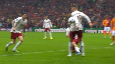 Galatasaray penaltı bekledi, İspanyol hakem devam dedi